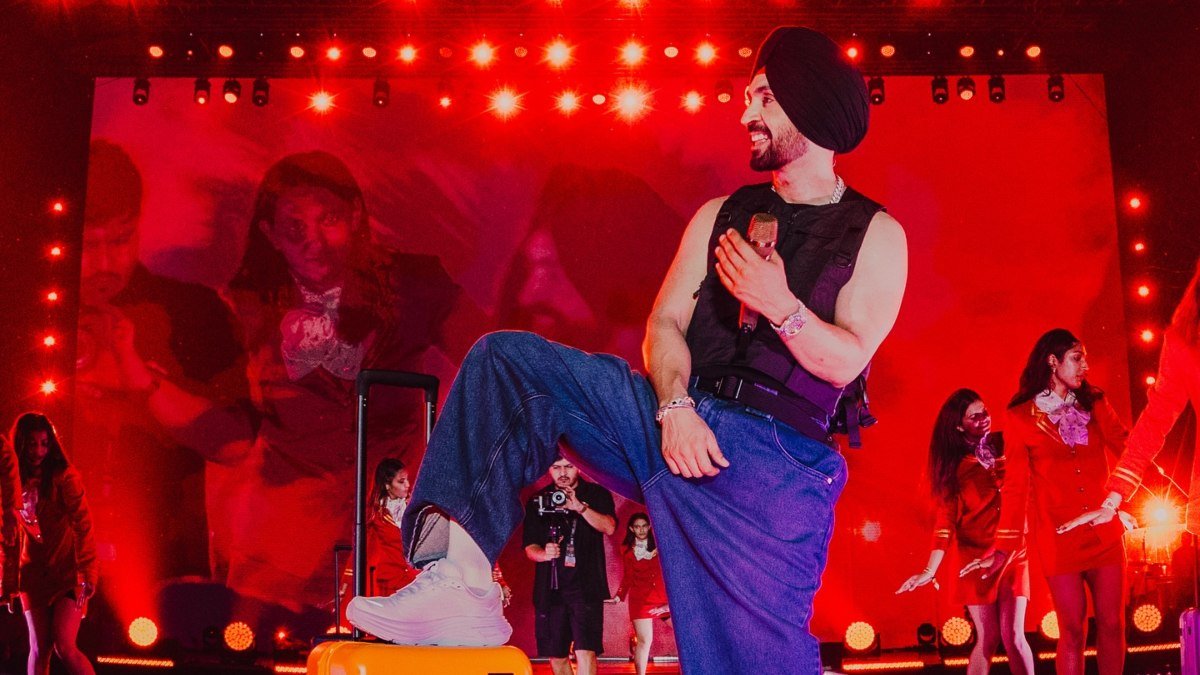 Diljit Dosanjh offers Dil-Luminati concert tickets to little fan who watched his Delhi concert from her balcony – India TV