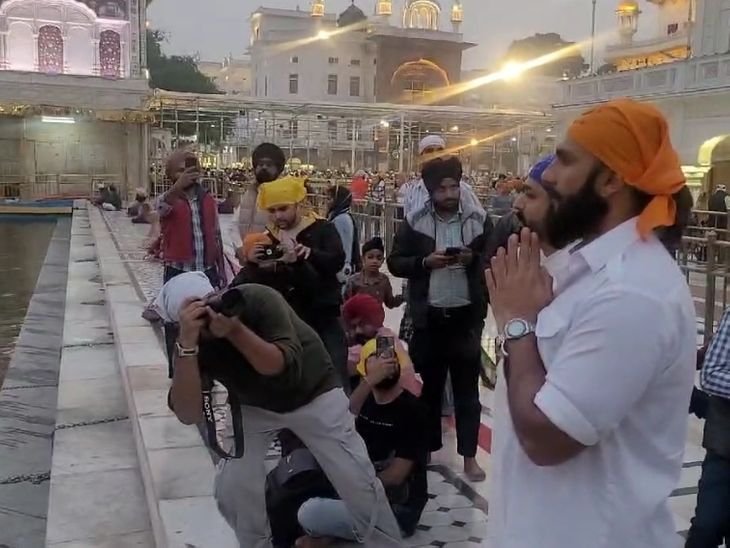 amritsar Actor Ranbir Singh Golden Temple | गोल्डन टेंपल पहुंचे एक्टर रणबीर सिंह: माथा टेका और अरदास की, परिक्रमा की, प्रशंसकों के साथ खिंचवाई फोटो – Amritsar News