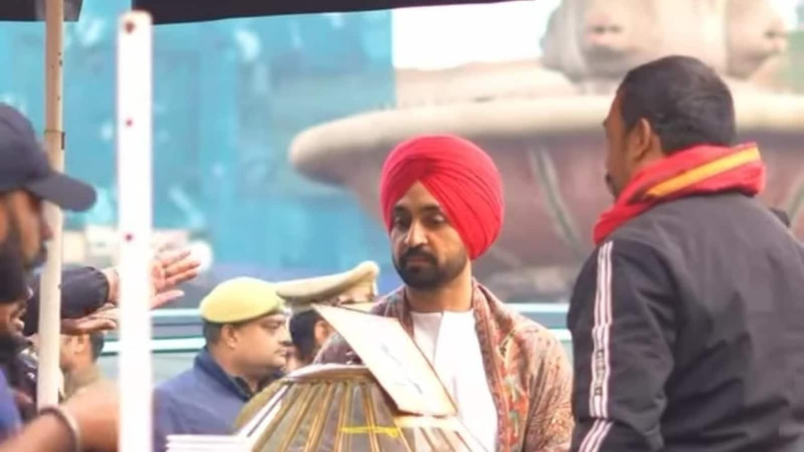 Dil-Luminati India Tour: Diljit Dosanjh explores Lucknow market before his performance. Watch