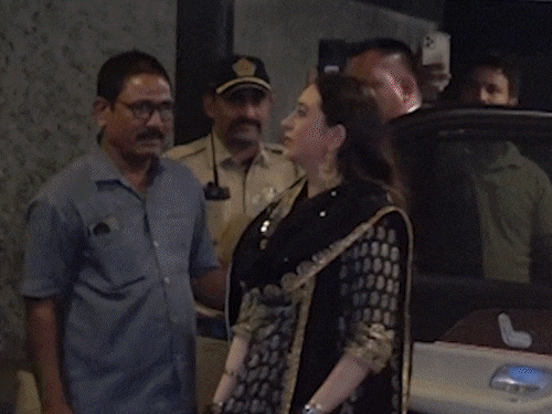 Karisma narrowly escapes falling during cousin Aadar Jain’s Roka ceremony | कजिन आदर जैन की रोका सेरेमनी में गिरते-गिरते बचीं करिश्मा: मां नीतू कपूर के साथ पहुंचे रणबीर, करीना भी आईं नजर