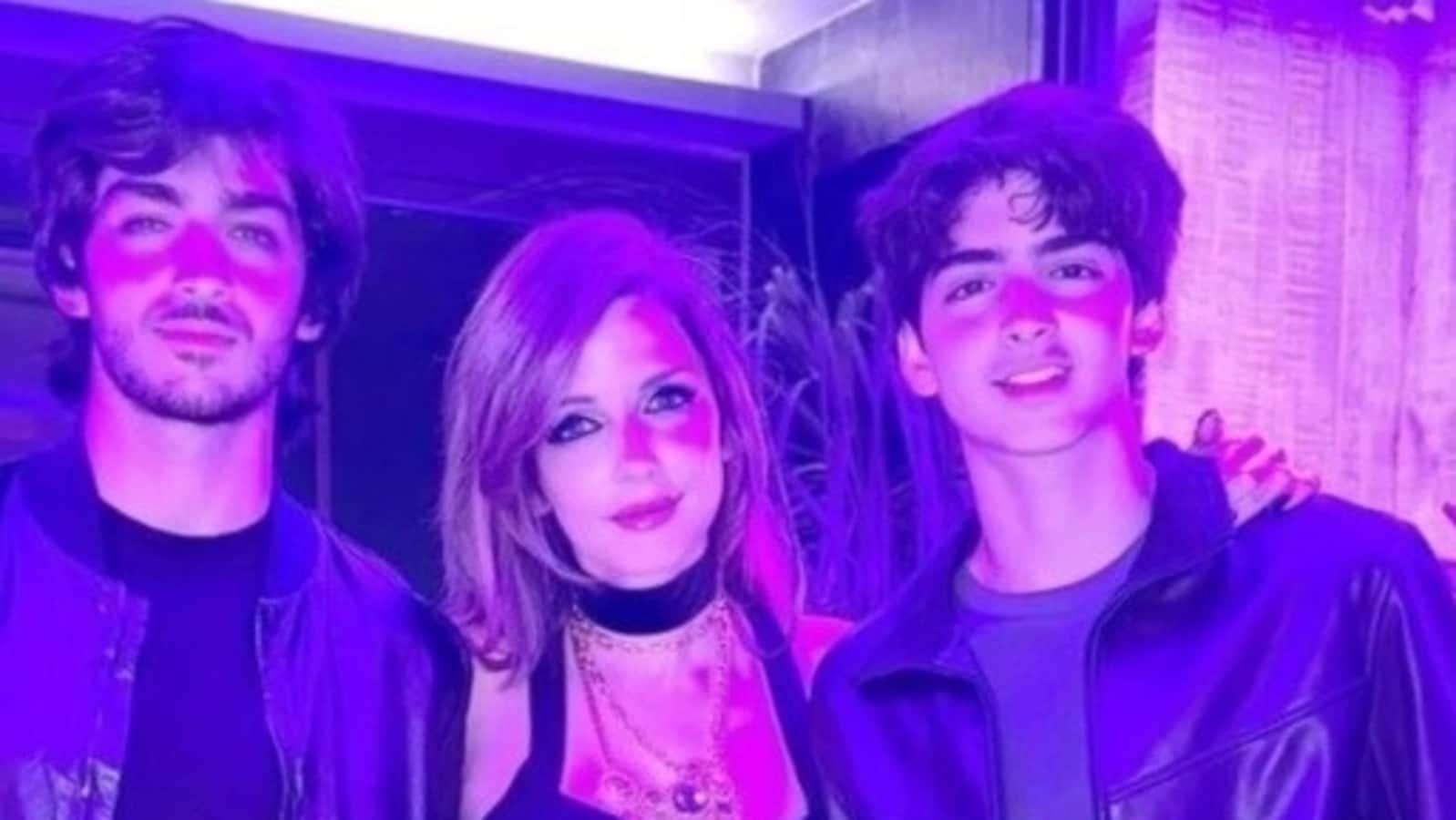 Internet impressed by Hrithik Roshan, Sussanne Khan’s ‘gorgeous’ sons Hrehaan, Hridhaan: ‘Wait, when did they grow up?’ | Bollywood