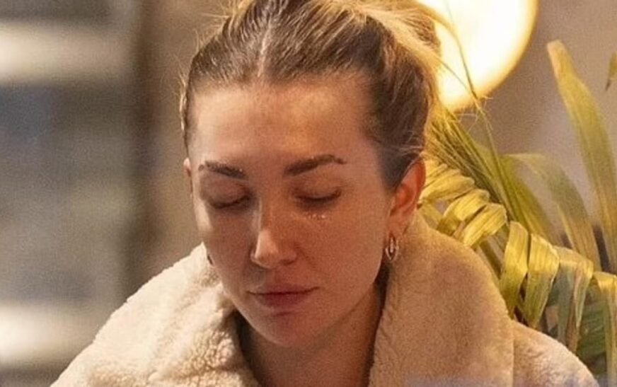 Liam Payne’s girlfriend Kate Cassidy breaks down in 1st appearance since singer’s funeral. See pics