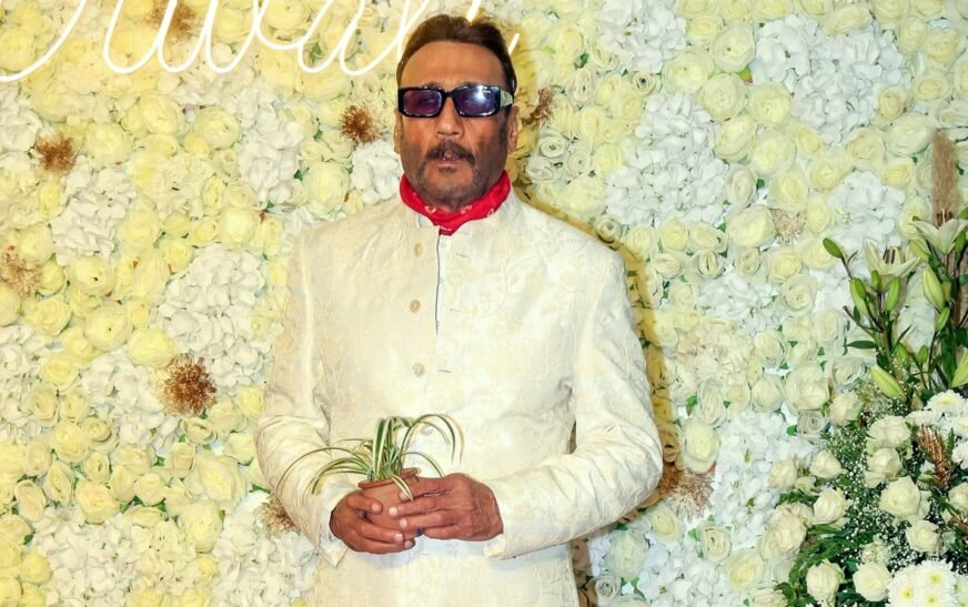 Jackie Shroff comes to the aid of fan who fell down while clicking actor’s picture. Watch | Bollywood