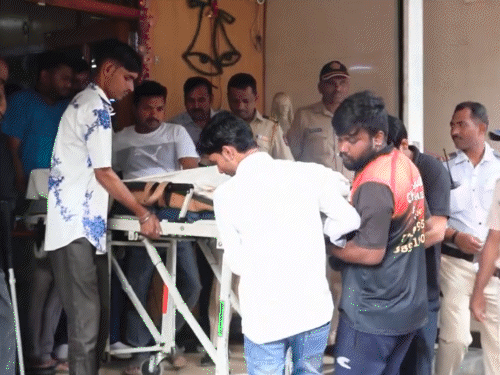 Shyam Benegal Funeral Live Photo Update Mumbai Shivaji Park | श्याम बेनेगल का अंतिम संस्कार आज: एंबुलेंस से श्मशान घाट पहुंचा पार्थिव शरीर, 90 साल की उम्र में लीं आखिरी सांसें, कई सेलेब्स पहुंचे