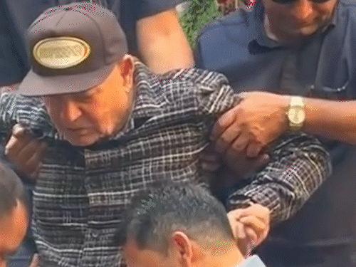 khan family reunites for lunch at Malaika arora new restaurant salim khan struggles with stairs grandson Arhaan helps dadi Salma and Helen | मलाइका अरोड़ा के रेस्टोरेंट में पहुंची खान फैमिली: स्टाफ का हाथ थामकर सीढ़ियां चढ़ते दिखे सलीम खान, फैंस बोले- आपको सल्यूट है