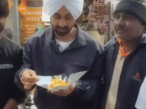 Diljit Dosanjh Wins Hearts at 56 Dukan: Hugs Cancer Survivor, Enjoys Indore’s Famous Poha | कैंसर पीड़िता से दिलजीत बोले-वाह आंटी…मिलकर खुशी हुई: इंदौर में फूल बेचने वाली को गले लगाया, दोबारा मिलने का वादा; दुकानदार को पोहे खिलाए – Madhya Pradesh News