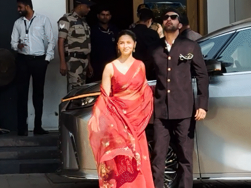 alia bhatt and kareena Kapoor twin in red as they jet off to meet PM Modi with Ranbir Kapoor-Saif Ali Khan Raj Kapoor 100th Birth Anniversary | राज कपूर की 100वीं बर्थ एनिवर्सरी: पीएम मोदी से मिलने पहुंची कपूर फैमिली; रणबीर-आलिया और सैफ-करीना नई दिल्ली पहुंचे