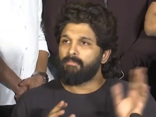 Allu Arjun Pushpa 2 Stampede Case Update | Hyderabad Sandhya Theatre | पुष्पा-2 एक्टर अल्लू अर्जुन को देर रात नोटिस: आज 11 बजे पूछताछ के लिए बुलाया, रिश्तेदारों को अलर्ट किया; फिल्म के सीन पर भी शिकायत