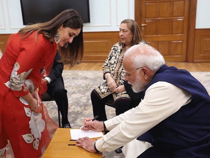 Kareena Kapoor-Saif Ali Khan, Ranbir Kapoor-Alia Bhatt meet pm modi raj kapoor birth anniversary | प्रधानमंत्री मोदी से कपूर फैमिली ने की मुलाकात: रणबीर ने अभिवादन किया, तो करीना ने ऑटोग्राफ लिया; नीतू कपूर, करिश्मा, आलिया और रिद्धिमा भी साथ