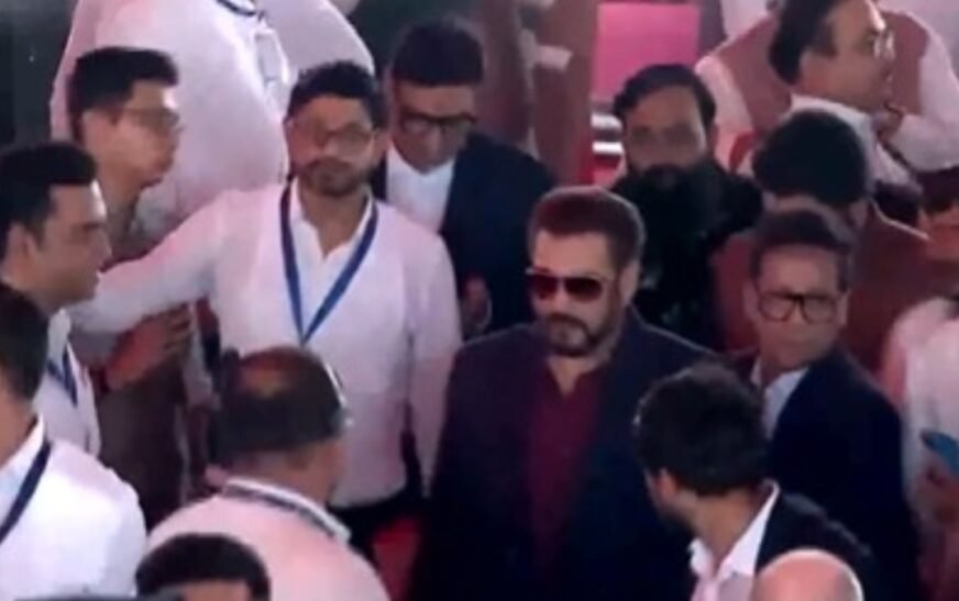 Shah Rukh, Salman, Ranbir arrive at Azad Maidan to attend Maharashtra CM’s oath-ceremony – India TV