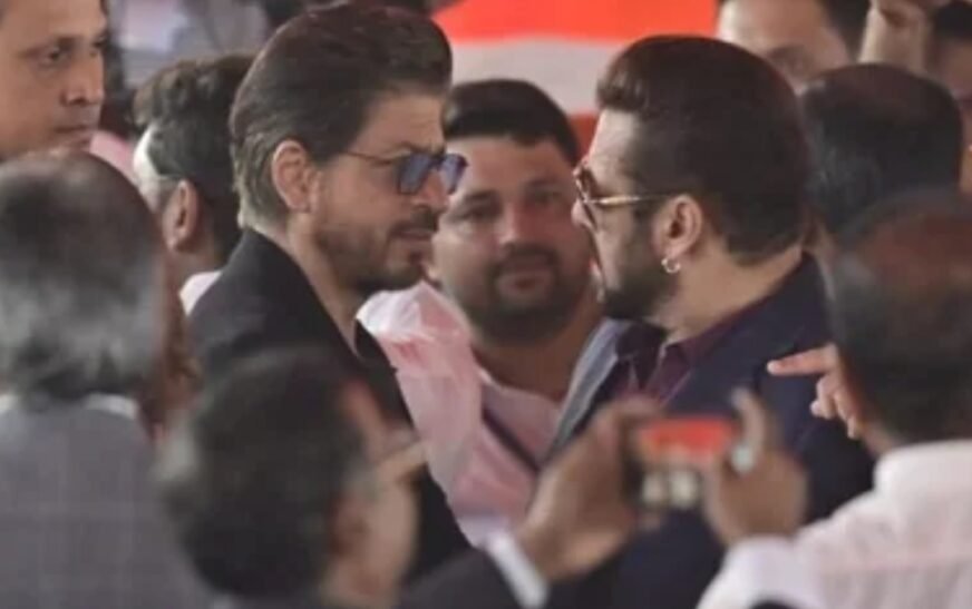 Shah Rukh Khan hugs Salman Khan during Maharashtra CM’s oath-ceremony