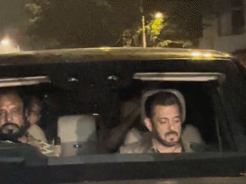 salman khan 59th birthday bash Iulia Vantur, Sangeeta Bijlani Arbaaz Khan and many others arrive at Arpita Khan house | सलमान खान की बर्थडे पार्टी में पहुंचे कई सेलिब्रिटी: भाईजान ने स्वैग में मारी एंट्री, एक्स और रूमर्ड गर्लफ्रेंड संगीता-यूलिया भी आईं नजर