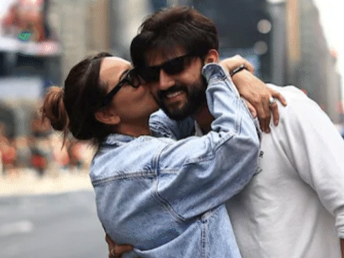 zaheer iqbal celebrated his birthday with his in laws and wife sonakshi | जहीर इकबाल ने सास-ससुर के साथ मनाया बर्थडे: सोशल मीडिया पर पार्टी का वीडियो हुआ वायरल, सोनाक्षी सिन्हा ने जहीर के लिए लिखा प्यारा-सा कैप्शन