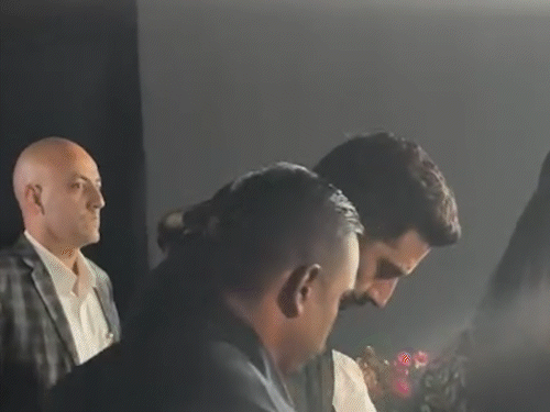 aishwarya rai abhishek bachchan seen together cheering for daughter aaradhya school function amid divorce rumours | अनबन की खबरों के बीच साथ नजर आए ऐश्वर्या-अभिषेक बच्चन: एक्टर ने जेंटलमैन की तरह रखा पत्नी का ख्याल, फैंस बोले- जोड़ी सलामत रहे