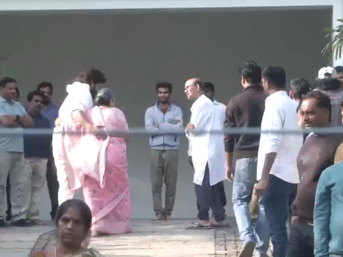 pushpa 2 screening stampede case actor allu arjun released after spending night in jail | पुष्पा-2 एक्टर अल्लू अर्जुन 18 घंटे बाद रिहा: घर पर नजर उतारी गई; मां के गले लगकर अंदर गए; बोले- कानून का हमेशा सम्मान