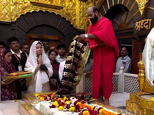 katrina kaif visits shirdi sai baba temple with her mother-in-law photos viral on social media | कटरीना कैफ अपनी सास के साथ पहुंचीं शिर्डी: साईं बाबा के दरबार में टेका माथा; एक्ट्रेस का सादगी भरा अंदाज देख फैंस बोले- परफेक्ट बहू