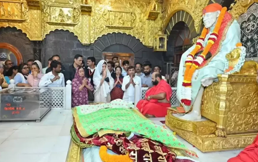 Katrina Kaif visits Shirdi Saibaba Temple with her mother-in-law. Watch | Bollywood