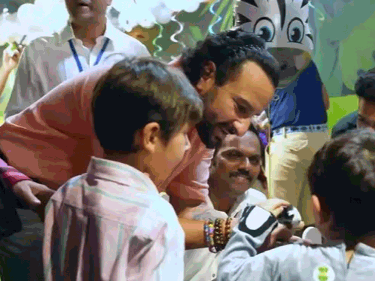 saif kareena attended Jeh’s play school event at nita ambani junior school | जेह के प्ले स्कूल इवेंट में शामिल हुए सैफ-करीना: बेटे ने स्कूल में प्ले परफॉर्म किया, स्कूल एक्टिविटी में सैफ ने भी लिया हिस्सा