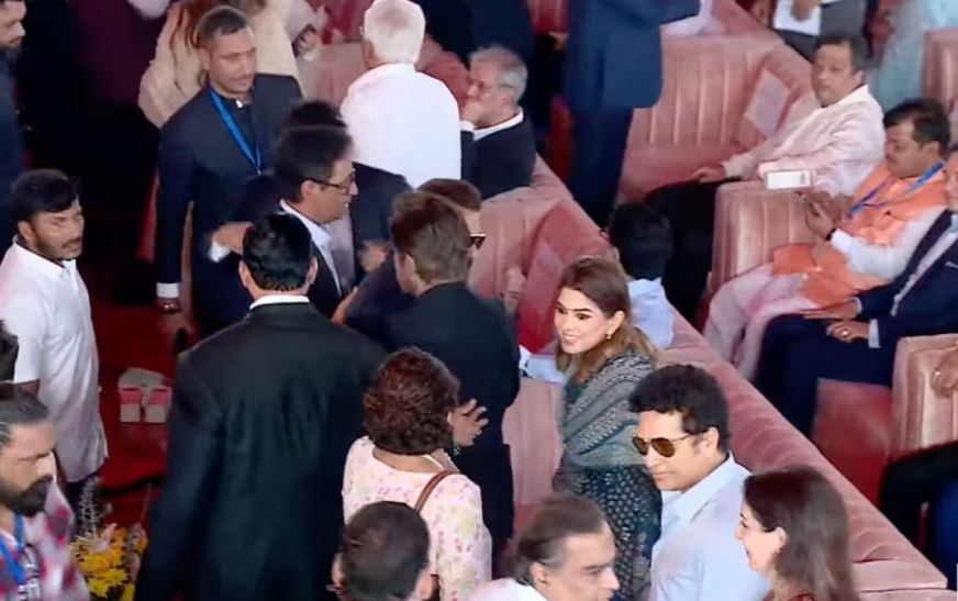Shah Rukh Khan and Salman Khan share a hug at Maharashtra CM’s oath ceremony. Watch | Bollywood