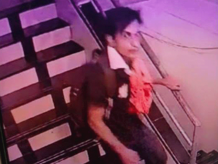 Saif Ali Khan Attack Update; Kareena Kapoor – Autorickshaw Driver| Mumbai Police | सैफ पर हमले के संदिग्ध की तीसरी तस्वीर सामने आई: हमले के 6 घंटे बाद तक बांद्रा स्टेशन में था; सैफ प्राइवेट वॉर्ड में शिफ्ट किए गए