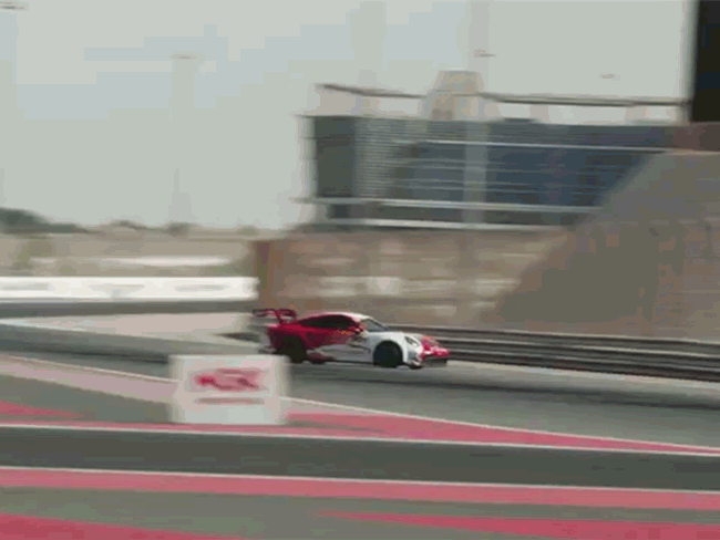 ajith kumar porsche car met with an accident during car race training | साउथ एक्टर अजित का दुबई में एक्सीडेंट: रेसिंग प्रैक्टिस सेशन में बैरियर से टकराकर कई बार घूमी पोर्श, वीडियो वायरल