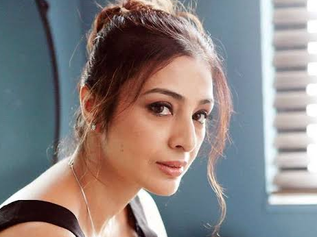 Tabu gets angry over objectionable rumours | आपत्तिजनक अफवाहों पर भड़की तब्बू: एक्ट्रेस की टीम ने बयान जारी करके मनगढ़ंत रिपोर्ट हटाने और माफी मांगने को कहा