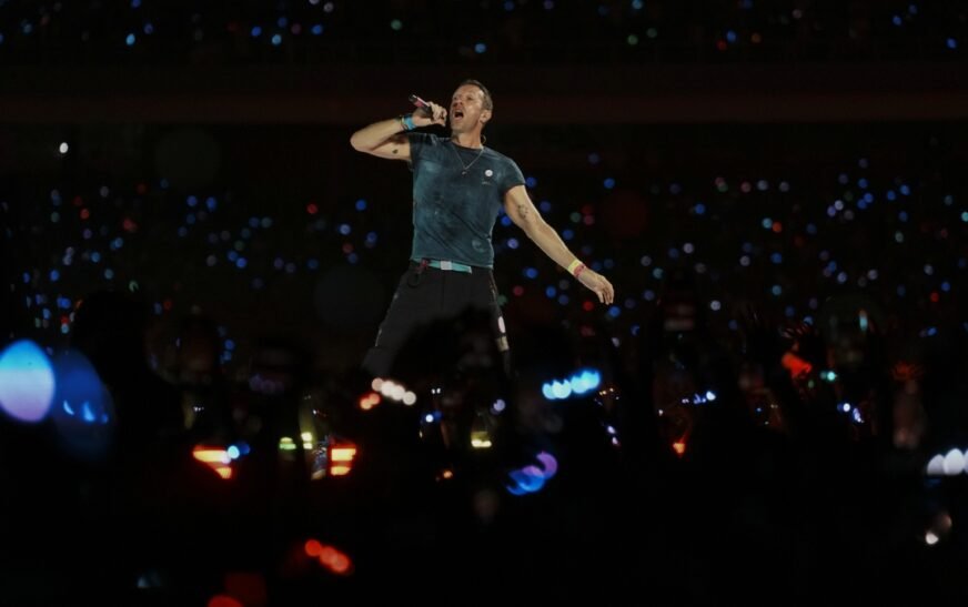Chris Martin vows fans with Hindi at Coldplay Mumbai concert reads sign aloud shouting Jai Shri Ram watch video – India TV