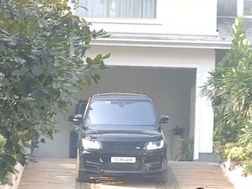 घायल बच्चे श्रीतेज से मिलने के लिए रवाना हुए अल्लू: 4 दिसंबर को हुई भगदड़ के बाद बच्चे को KIMS अस्पताल में कराया गया था भर्ती