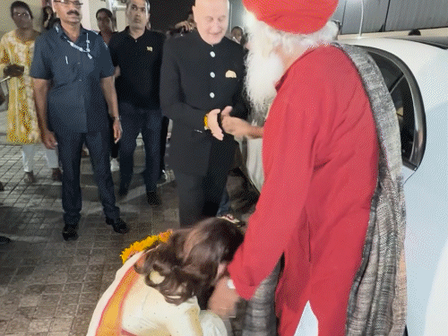 kangana ranaut greets sadhguru touches his feet at emergency screening | गुरु सद्गुरु के पैर छूते हुए नजर आईं कंगना: ‘इमरजेंसी’ की सफलता के लिए लिया आशीर्वाद, बोलीं- हमारा सौभाग्य है कि गुरु जी स्क्रीनिंग में आए