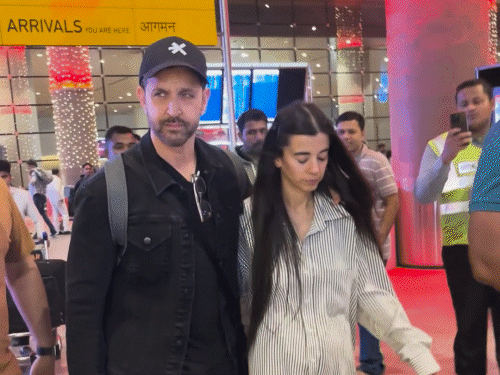 hrithik roshan saba azad hold each other close return after celebrating new year in dubai | न्यू ईयर मनाने के बाद ऋतिक और सबा लौटे मुंबई: एयरपोर्ट पर गर्लफ्रेंड को प्रोटेक्ट करते नजर आए एक्टर; फैंस बोले- खूबसूरत जोड़ी