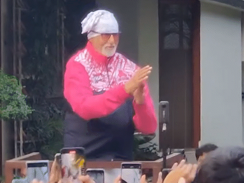 abhishek bachchan appearance as amitabh bachchan meets fans outside Jalsa watches father from balcony | अमिताभ बच्चन ने जलसा के बाहर फैंस से की मुलाकात: बालकनी में खड़े होकर चुपचाप पिता को निहारते दिखे अभिषेक; फैंस बोले- ऐश्वर्या कहां है?