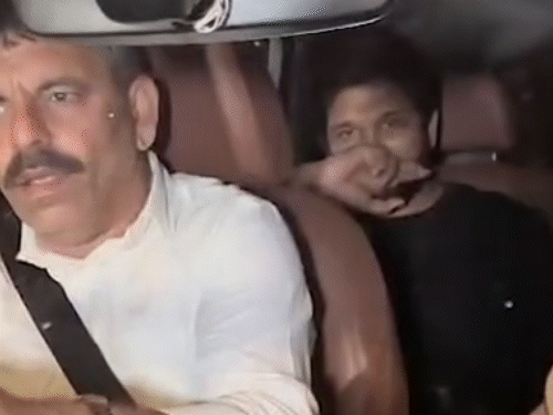 allu arjun met filmmaker sanjay leela bhansali | अल्लू अर्जुन ने की संजय लीला भंसाली से मुलाकात: सोशल मीडिया यूजर्स बोले- फिल्म लव एंड वॉर से बॉलीवुड में डेब्यू करेंगे एक्टर