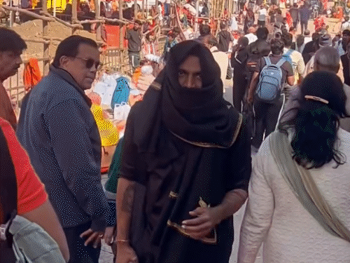 Maha kumbh Prayagraj bollywood actor remo dsouza covering his face with black cloth VIDEO | काले कपड़े से चेहरा ढककर महाकुंभ पहुंचे रेमो डिसूजा: संगम में डुबकी लगाई, नाव की सवारी की; पत्नी के साथ स्वामी कैलाशानंद का आशीर्वाद लिया