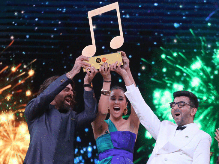 Shraddha Mishra became winner of ‘Sa Re Ga Ma Pa’ | श्रद्धा मिश्रा बनीं ‘सा रे गा मा पा’ की विनर: 10 लाख रूपए इनाम में मिले, बोलीं- पापा के पैरों का इलाज करवाऊंगी